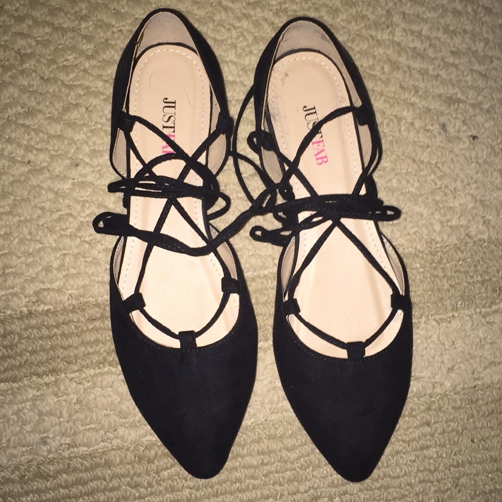 Pointy tie-up flats